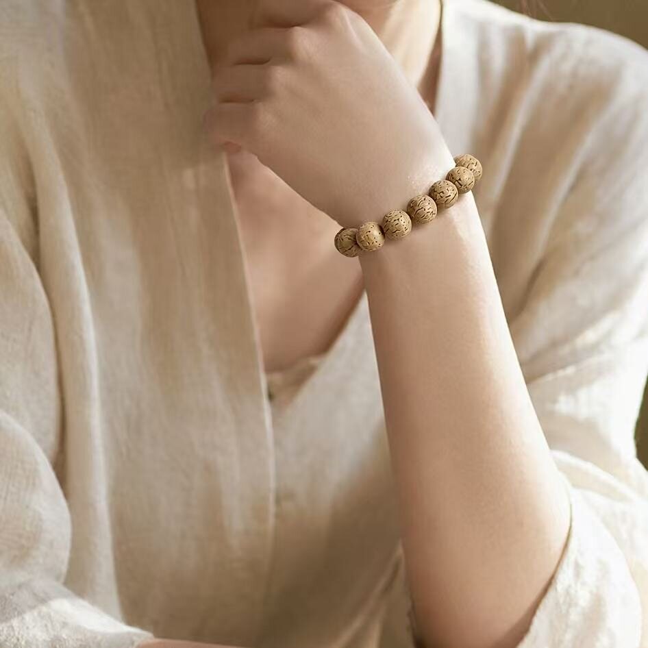 BR-024 spotted bracelet lifestyle photo